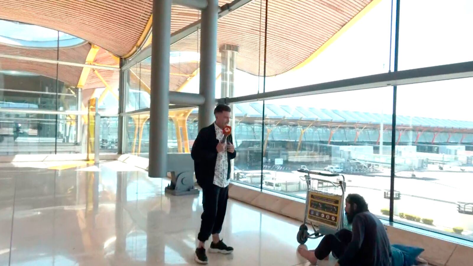 Así es la vida en el aeropuerto de los 'sintecho'