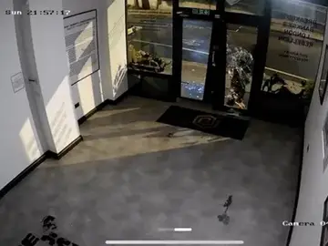 Imagen de la cámara de seguridad del robo de la obra de Bansky Imagen de la cámara de seguridad del robo de la obra de Bansky