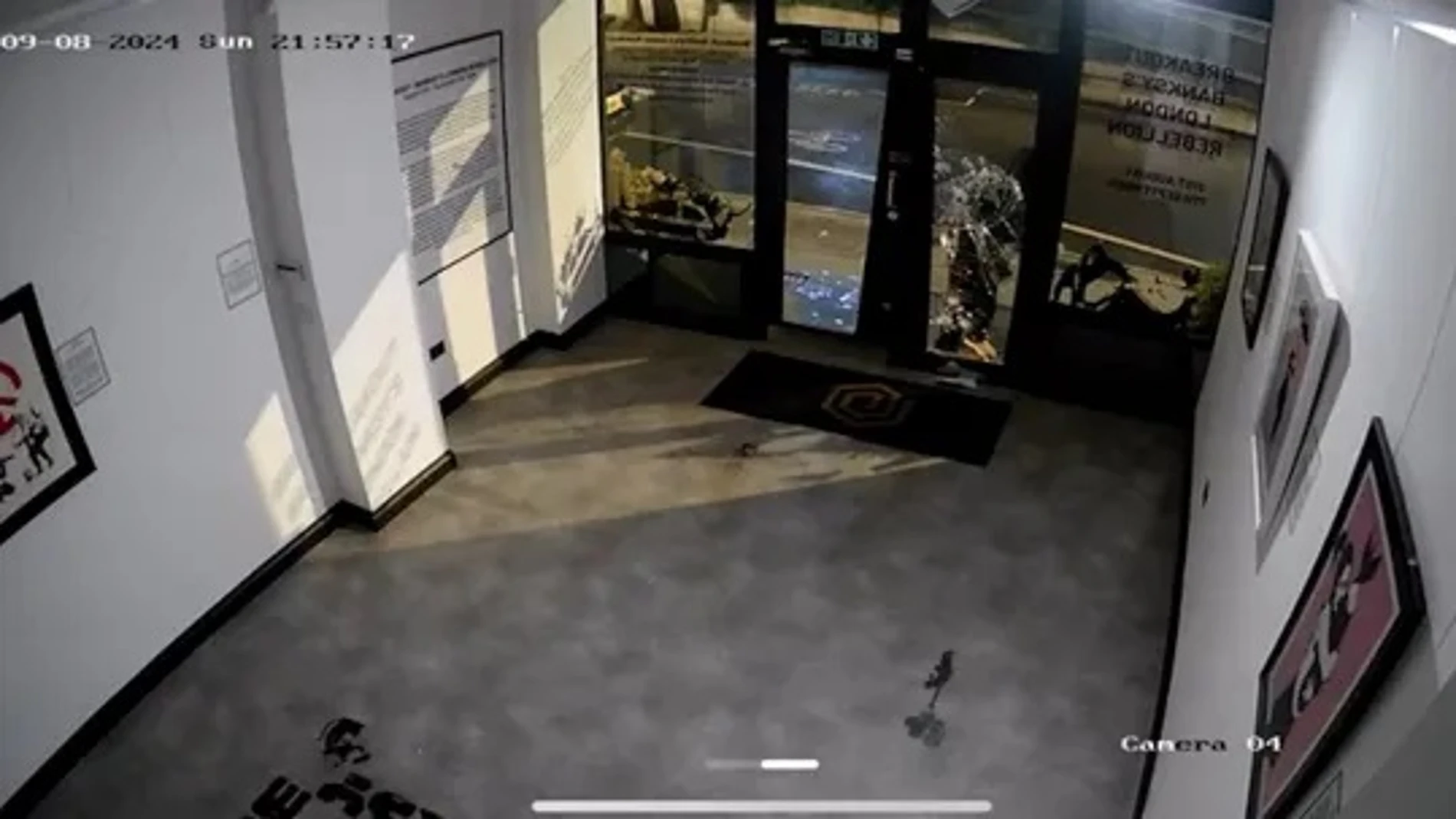 Imagen de la cámara de seguridad del robo de la obra de Bansky Imagen de la cámara de seguridad del robo de la obra de Bansky