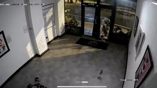Imagen de la cámara de seguridad del robo de la obra de Bansky Imagen de la cámara de seguridad del robo de la obra de Bansky