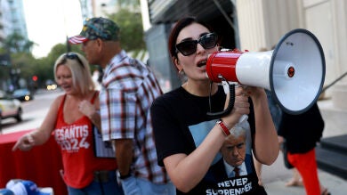 Así es Laura Loomer, la 'influencer' y agitadora que se une al círculo cercano de Donald Trump
