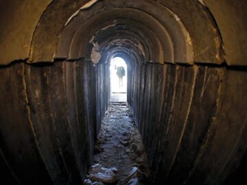 El ejército de Israel muestra la entrada al túnel donde fueron ejecutados seis de los rehenes secuestrados por Hamás