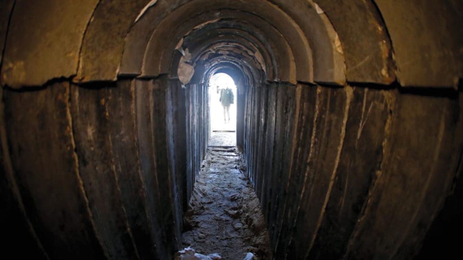 El Ejército de Israel muestra la entrada al túnel donde fueron ejecutados seis de los rehenes secuestrados por Hamás
