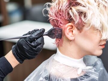 Una mujer empieza a ver borroso tras teñirse el pelo con un tinte con aminas aromáticas