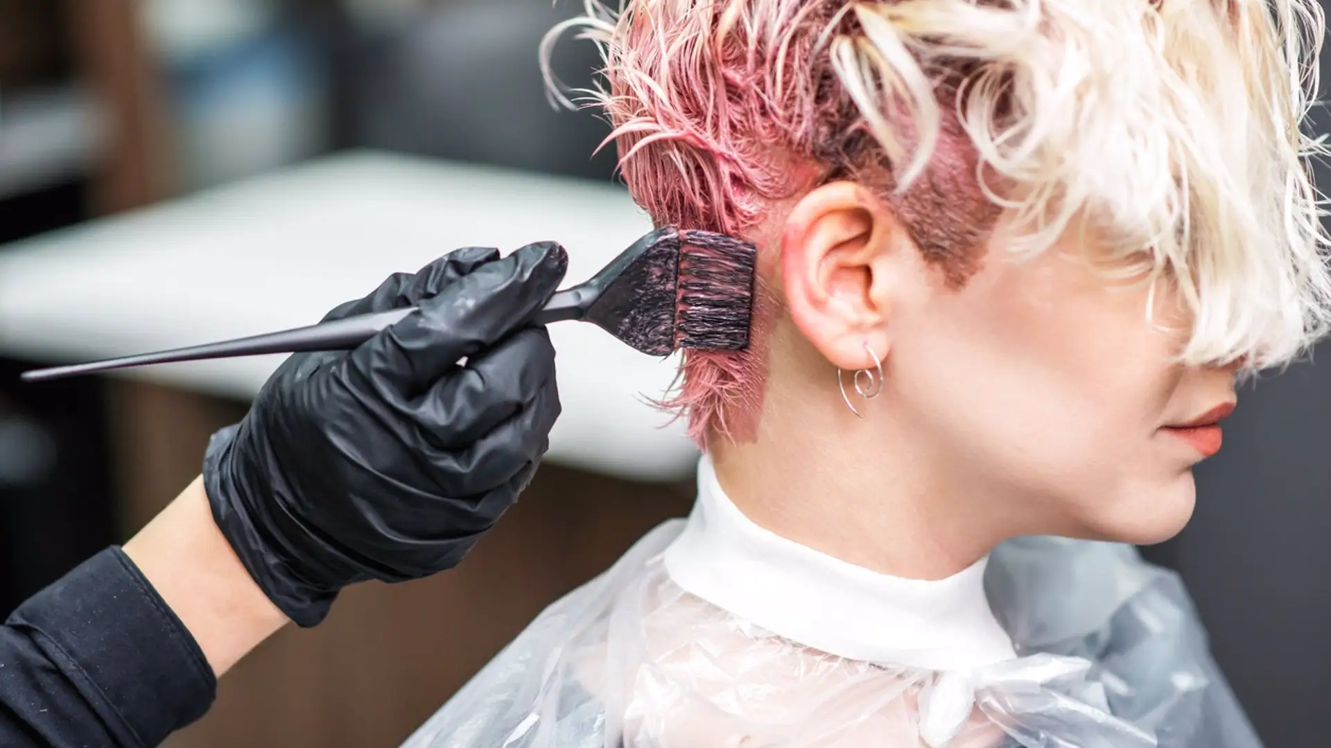 Una mujer empieza a ver borroso tras te&ntilde;irse el pelo con un tinte con aminas arom&aacute;ticas