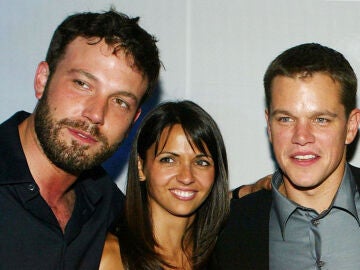 Ben Affleck, Luciana Barroso y Matt Damon en 2004