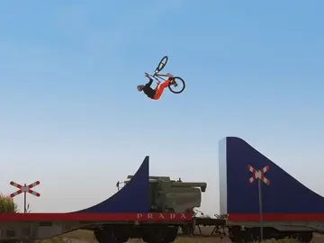 Dawid Godziek y su espectacular ronda de trucos sobre un tren en marcha Dawid Godziek y su espectacular ronda de trucos sobre un tren en marcha
