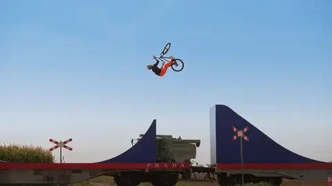 Dawid Godziek y su espectacular ronda de trucos sobre un tren en marcha Dawid Godziek y su espectacular ronda de trucos sobre un tren en marcha