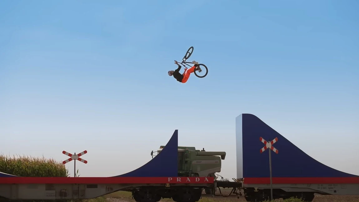 Dawid Godziek y su espectacular ronda de trucos sobre un tren en marcha