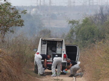 La Unidad de Desactivación de Explosivos de la Policía de Israel examina el lugar del impacto de un misil tierra-tierra cerca de Kfar 