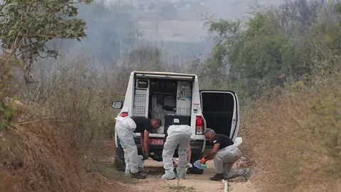 La Unidad de Desactivación de Explosivos de la Policía de Israel examina el lugar del impacto de un misil tierra-tierra cerca de Kfar La Unidad de Desactivación de Explosivos de la Policía de Israel examina el lugar del impacto de un misil tierra-tierra cerca de Kfar