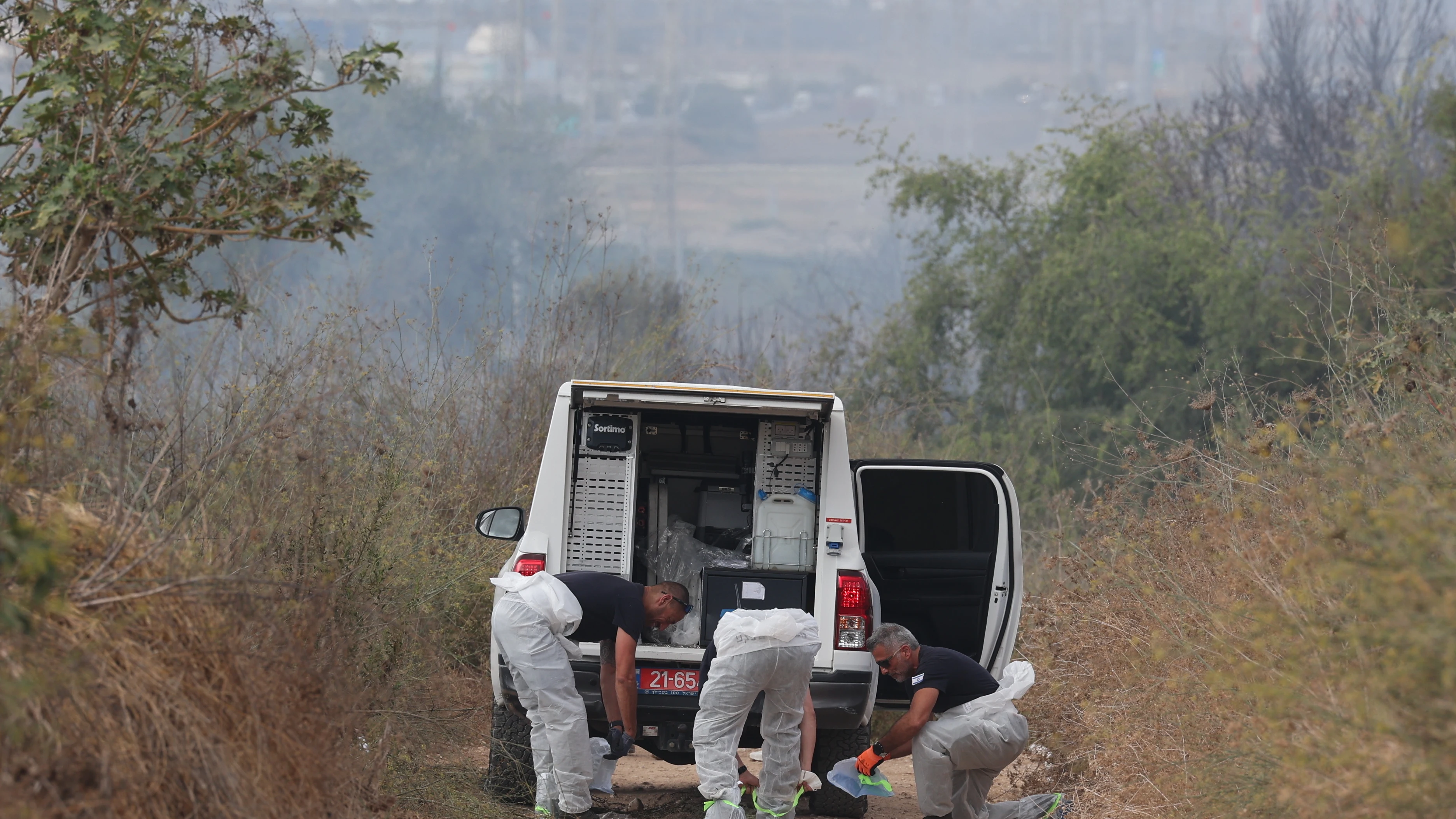 La Unidad de Desactivaci&oacute;n de Explosivos de la Polic&iacute;a de Israel examina el lugar del impacto de un misil tierra-tierra cerca de Kfar 