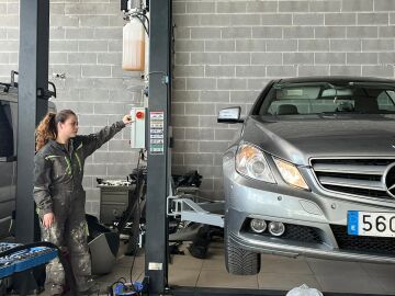 Belinda, en su taller de Lugo (Galicia)