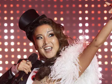 Ashley Park en la temporada 2 de Emily en París Ashley Park en la temporada 2 de Emily en París