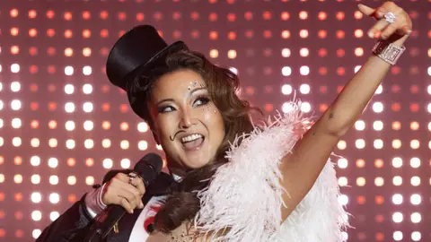 Ashley Park en la temporada 2 de Emily en París Ashley Park en la temporada 2 de Emily en París