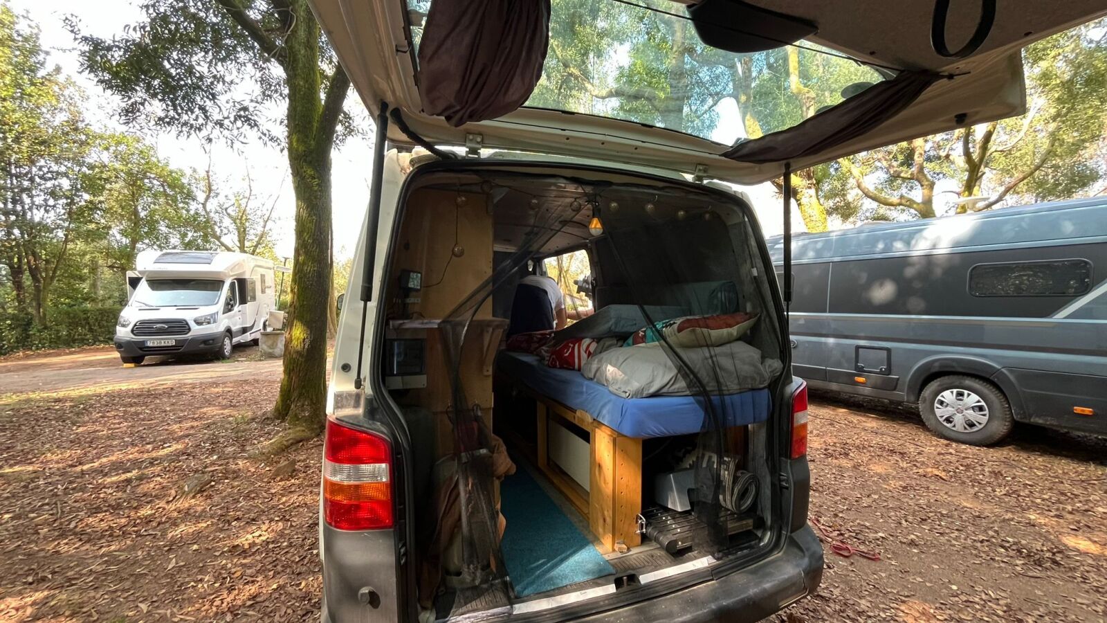 Dormir en una furgoneta que no se puede mover, la novedad de Santiago de Compostela