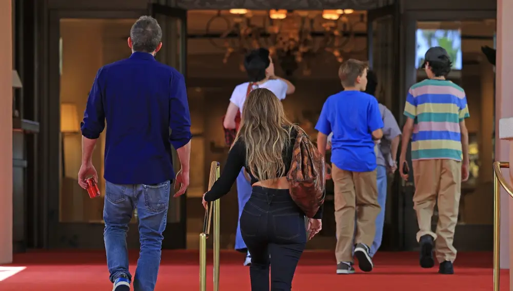 Ben Affleck y Jennifer Lopez junto a sus hijos Ben Affleck y Jennifer Lopez junto a sus hijos