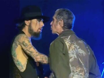 Momento del enfrentamiento entre Dave Navarro y Perry Farrel