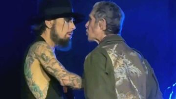 Momento del enfrentamiento entre Dave Navarro y Perry Farrel