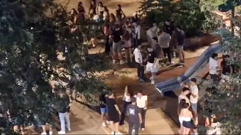 Botellón en la Plaza Honduras, en Valencia Botellón en la Plaza Honduras, en Valencia