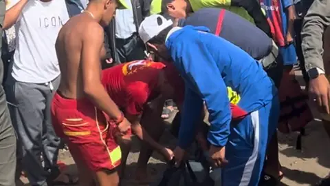 Imagen de la playa en el momento en que han hallado el cadáver Imagen de la playa en el momento en que han hallado el cadáver