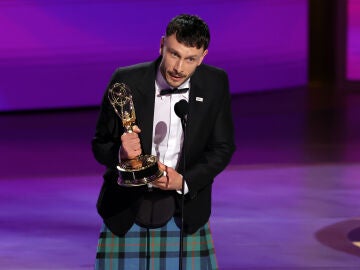 Richard Gadd en los Emmy 2024 tras ganar por Mi reno de peluche