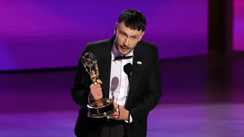Richard Gadd en los Emmy 2024 tras ganar por Mi reno de peluche Richard Gadd en los Emmy 2024 tras ganar por Mi reno de peluche