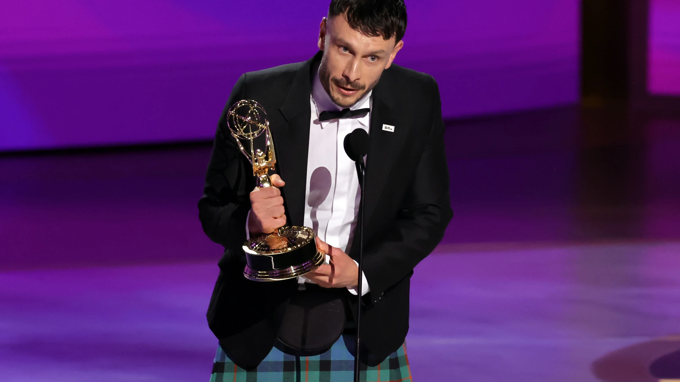 Richard Gadd en los Emmy 2024 tras ganar por Mi reno de peluche Richard Gadd en los Emmy 2024 tras ganar por Mi reno de peluche