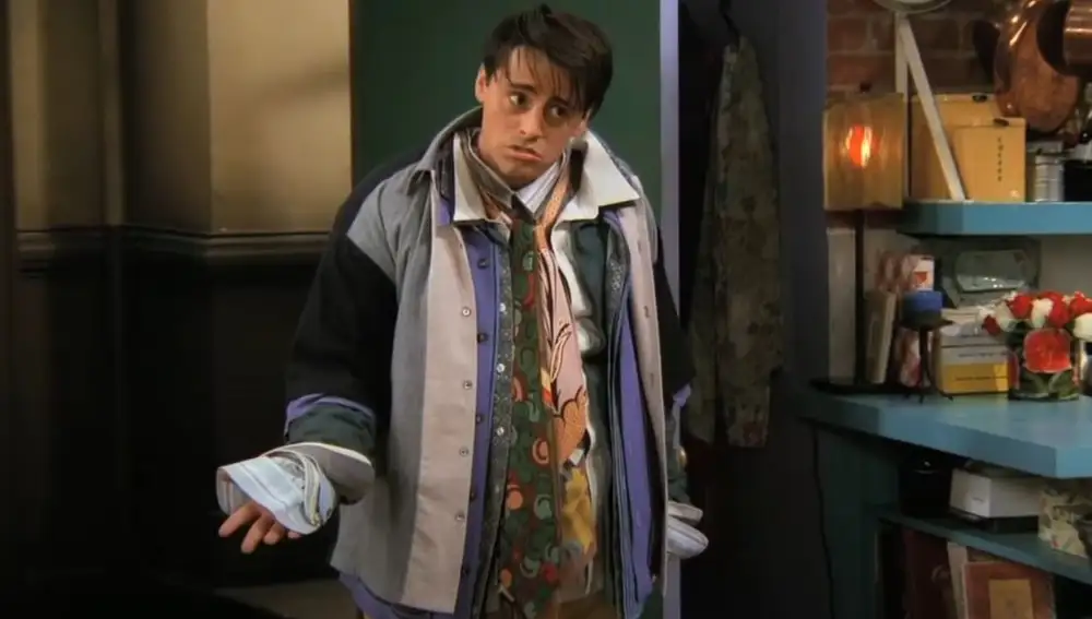 Joey con toda la ropa de Chandler Joey con toda la ropa de Chandler