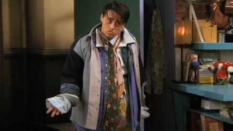 Joey con toda la ropa de Chandler