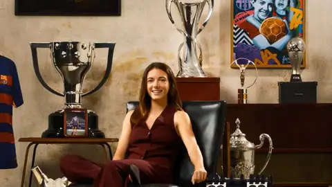 Aitana Bonmatí posa tras su renovación con el Barça Aitana Bonmatí posa tras su renovación con el Barça