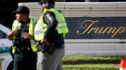 El FBI investiga el intento de asesinato de Donald Trump Despliegue policial a la entrada del club de golf Trump, en Florida