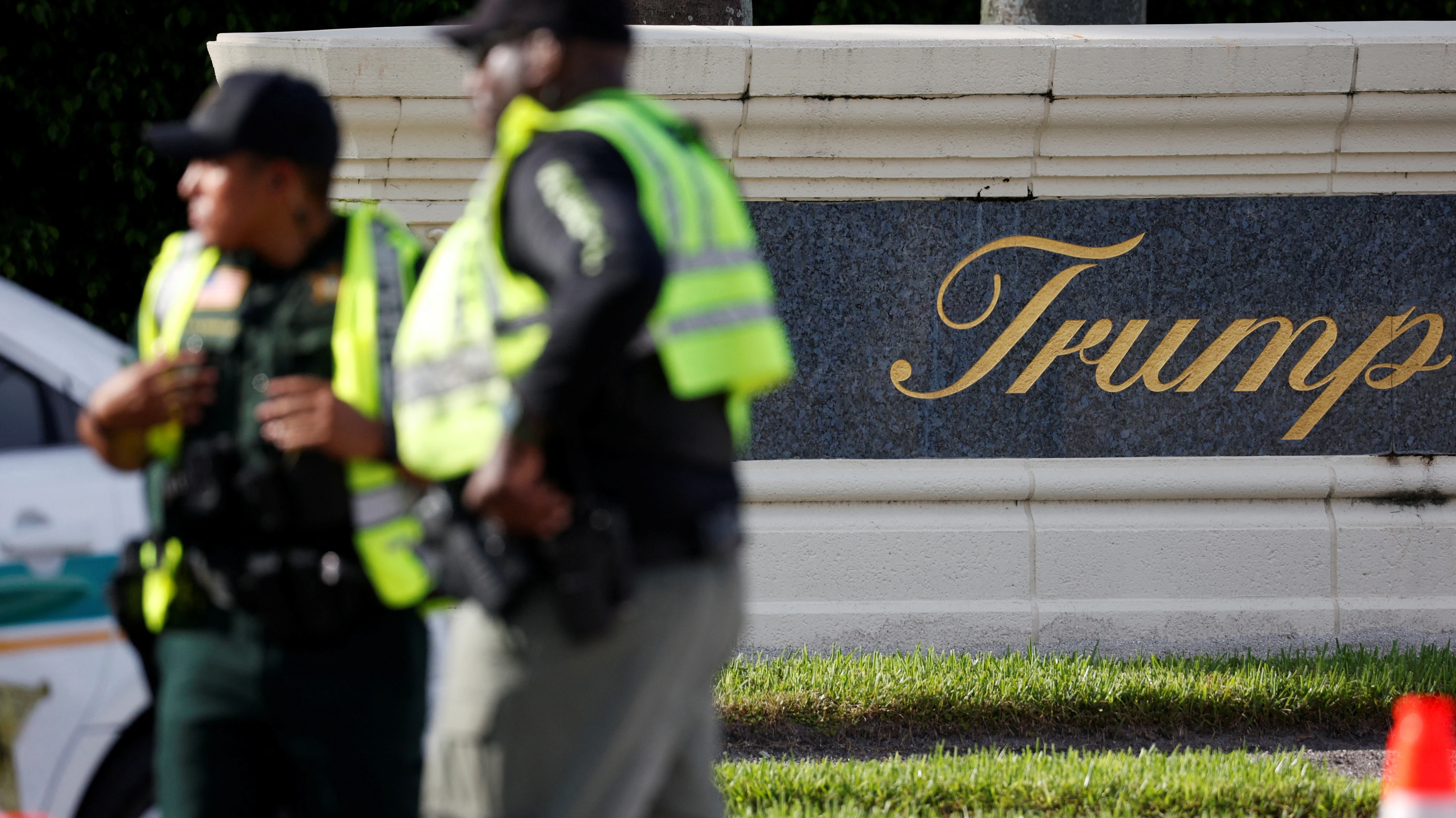 Despliegue policial a la entrada del club de golf Trump, en Florida