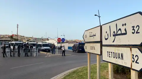 El blindaje policial a ambos lados de la frontera de Ceuta El blindaje policial a ambos lados de la frontera de Ceuta