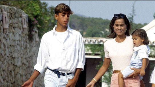 Isabel Preysler, con sus hijos Enrique Iglesias y Ana Boyer