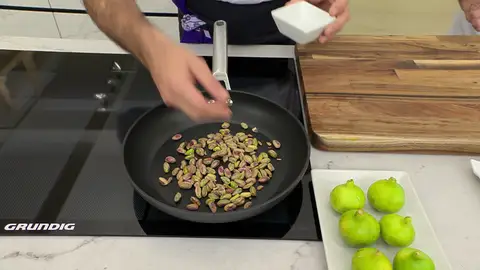 Calienta una sartén grande e introduce los pistachos Calienta una sartén grande e introduce los pistachos
