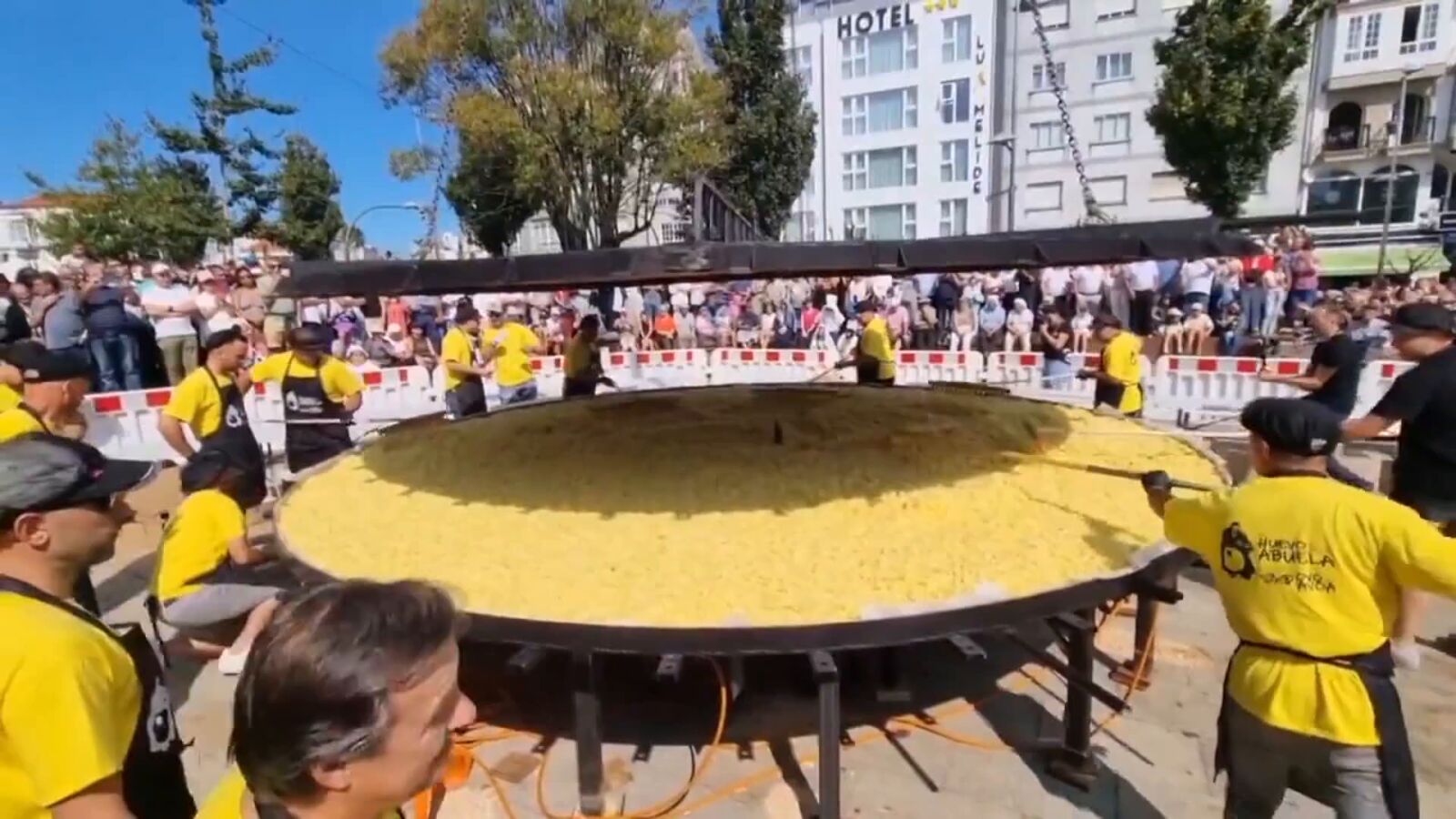 La tortilla de patatas más grande del mundo es española: es un récord histórico que se ha batido en Galicia