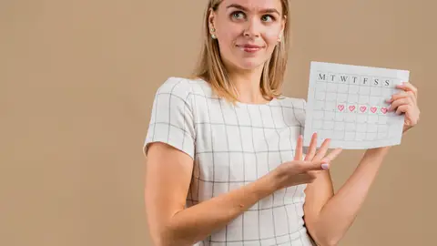 Mujer con calendario en la mano Mujer con calendario en la mano