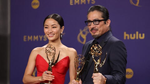 Hiroyuki Sanada y Anna Sawai tras ganar el Emmy por Shogun