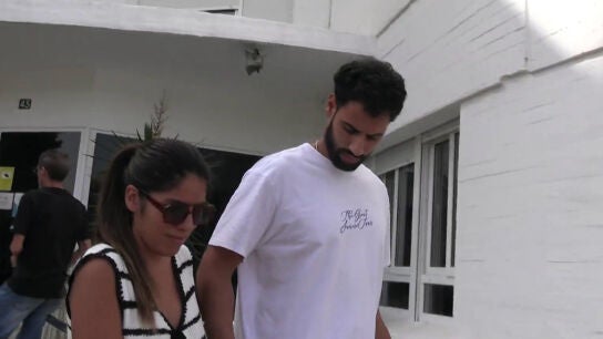 Isa Pantoja y Asraf Beno, a la salida del hospital
