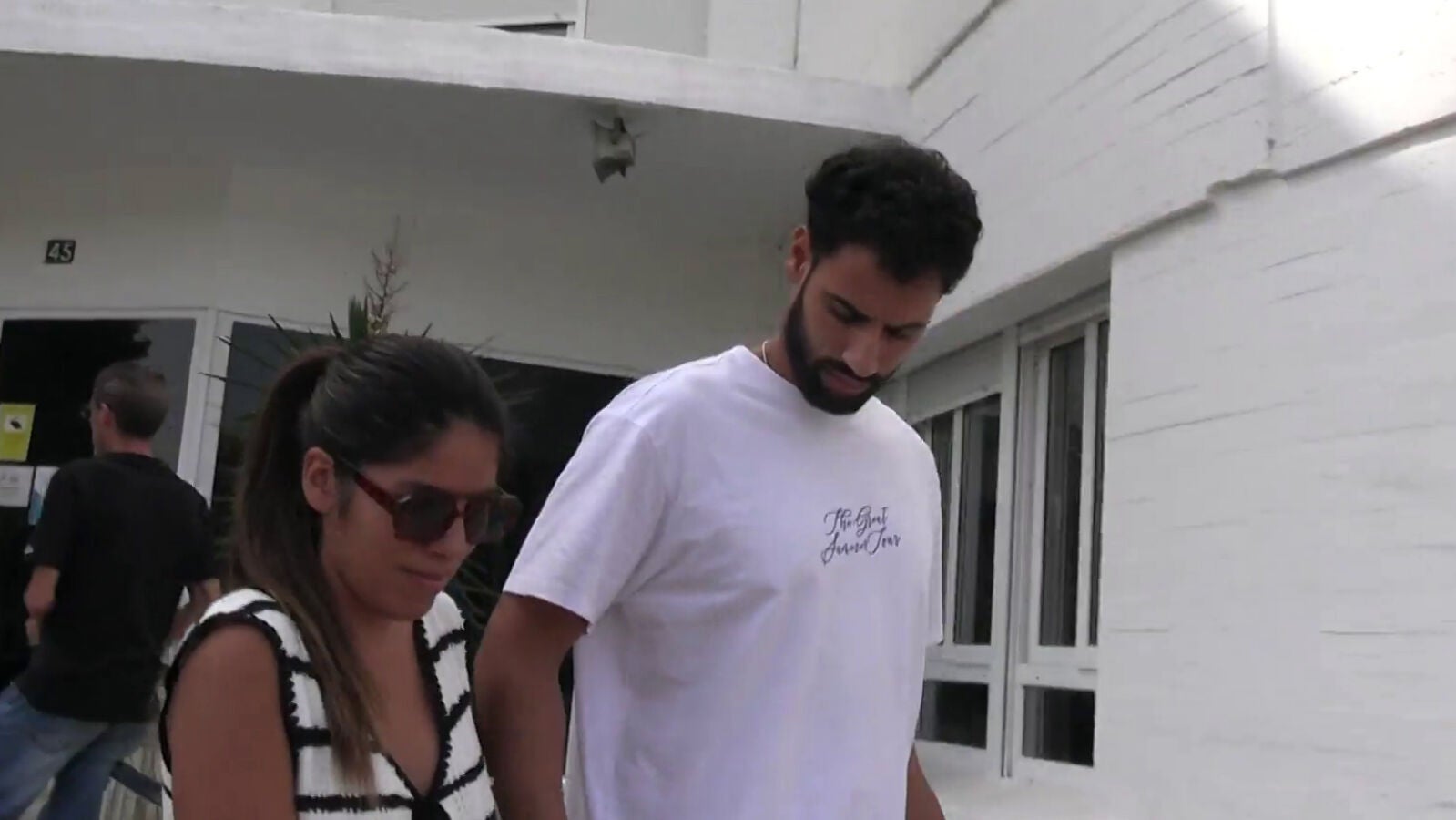 Isa Pantoja, todavía convaleciente, sale del hospital tras ser operada de urgencia y se muestra molesta con su familia