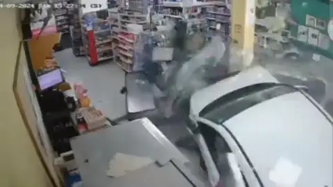El vídeo del accidente contra un ultramarinos en Carballo El vídeo del accidente contra un ultramarinos en Carballo