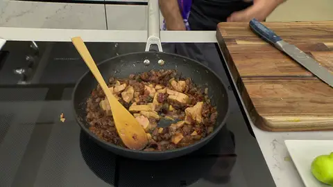 Corta el foie en dados, incorpóralo a la sartén Corta el foie en dados, incorpóralo a la sartén