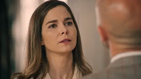 Jesús sobrepasa todos los límites y llama al internado de Julia… ¡para prohibirle la entrada a Begoña! Jesús sobrepasa todos los límites y llama al internado de Julia… ¡para prohibirle la entrada a Begoña!