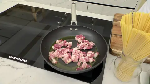 Corta la panceta en tiras cortas de 1 cm de grosor, introdúcelas en la sartén Corta la panceta en tiras cortas de 1 cm de grosor, introdúcelas en la sartén