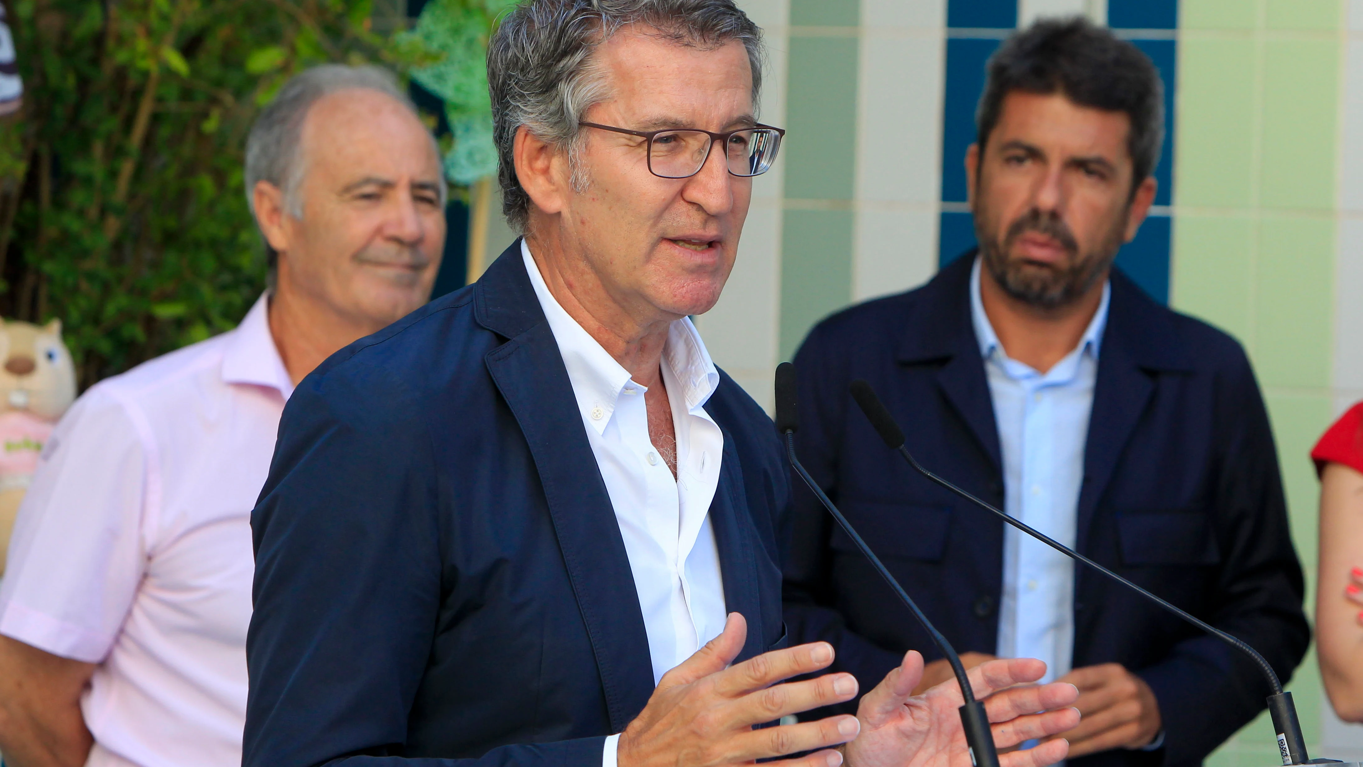 Alberto N&uacute;&ntilde;ez Feij&oacute;o, durante una visita en una escuela infantil de la ciudad de Alicante