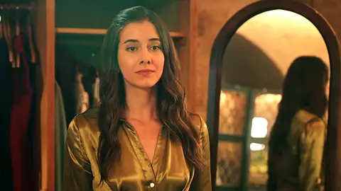 Suna contiene las lágrimas al probarse un vestido que no puede comprar: “Es una pena” Suna contiene las lágrimas al probarse un vestido que no puede comprar: “Es una pena”