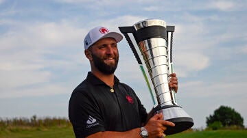 Jon Rahm, con el trofeo del LIV Golf 2024 