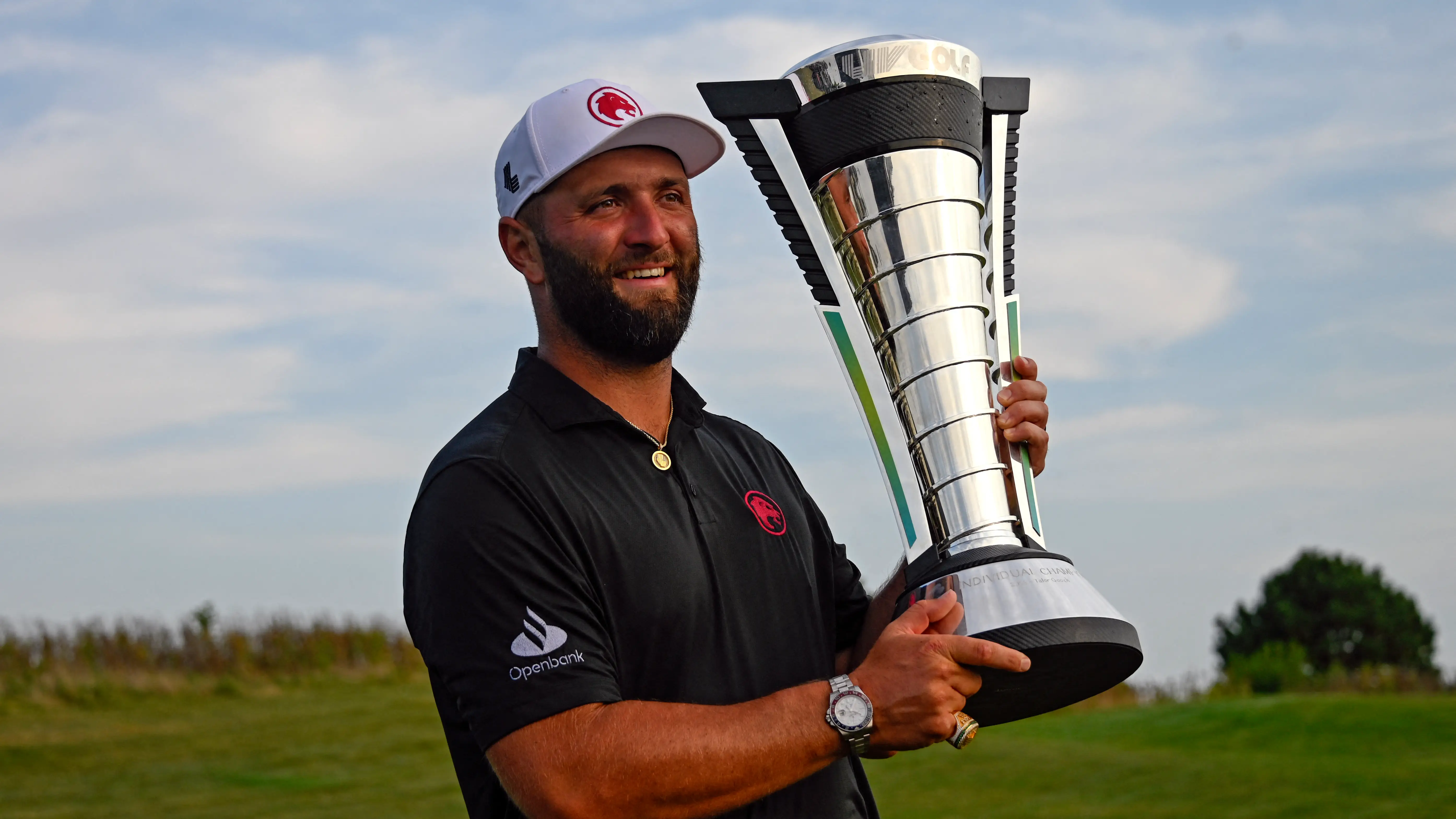Jon Rahm, con el trofeo del LIV Golf 2024 Jon Rahm, con el trofeo del LIV Golf 2024