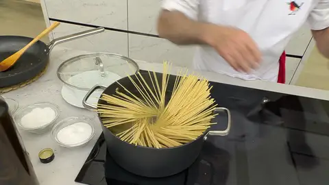 Cuando empiece a hervir, sazónala, introduce los espaguetis Cuando empiece a hervir, sazónala, introduce los espaguetis